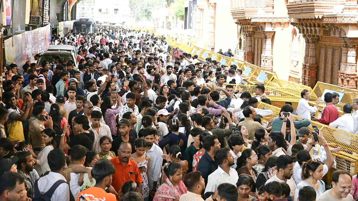 Ganeshotsav 2025: Massive Crowd Of Devotees Gathers To Seek Blessings Of Lalbaugcha Raja In Mumbai