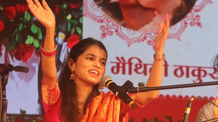 Maithili Thakur’s Soulful Bhajans Enchant Audience In MP's Indore