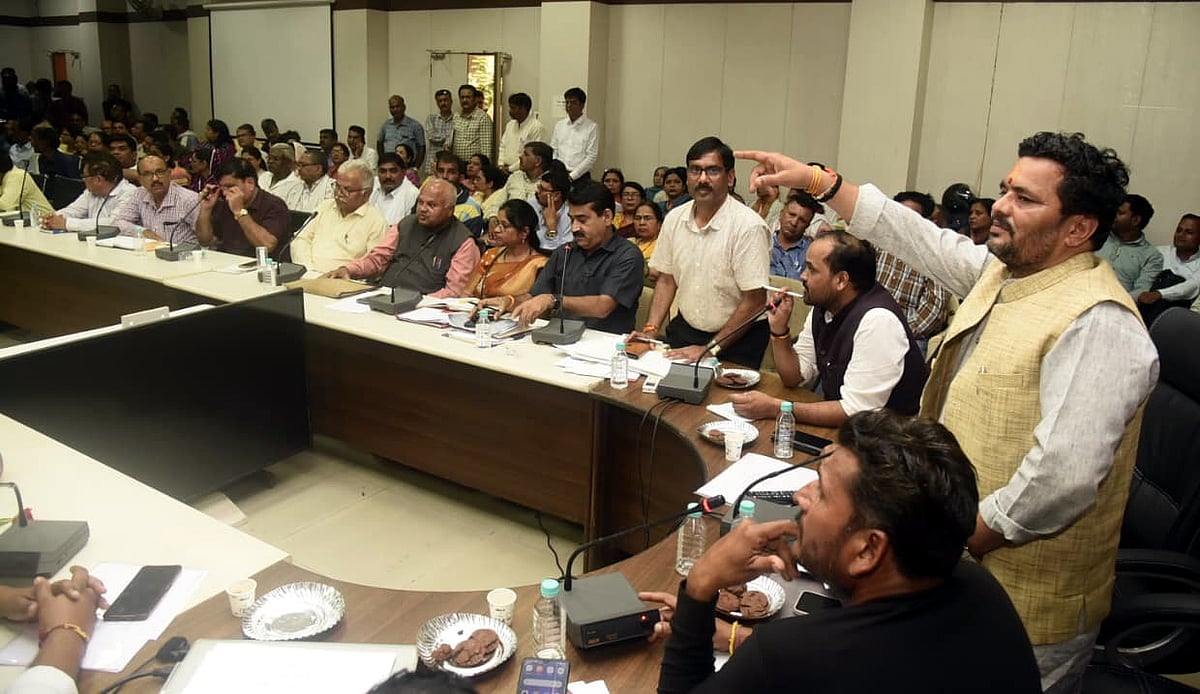 Bhopal Jila Panchayat Meeting Exposes Misuse Of Funds, Student Neglect