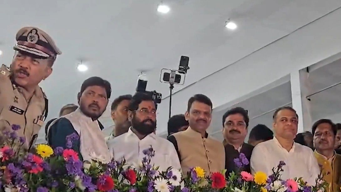 Mumbai: Devendra Fadnavis & Eknath Shinde Shower Flowers On Bappa At Girgaon Chowpatty