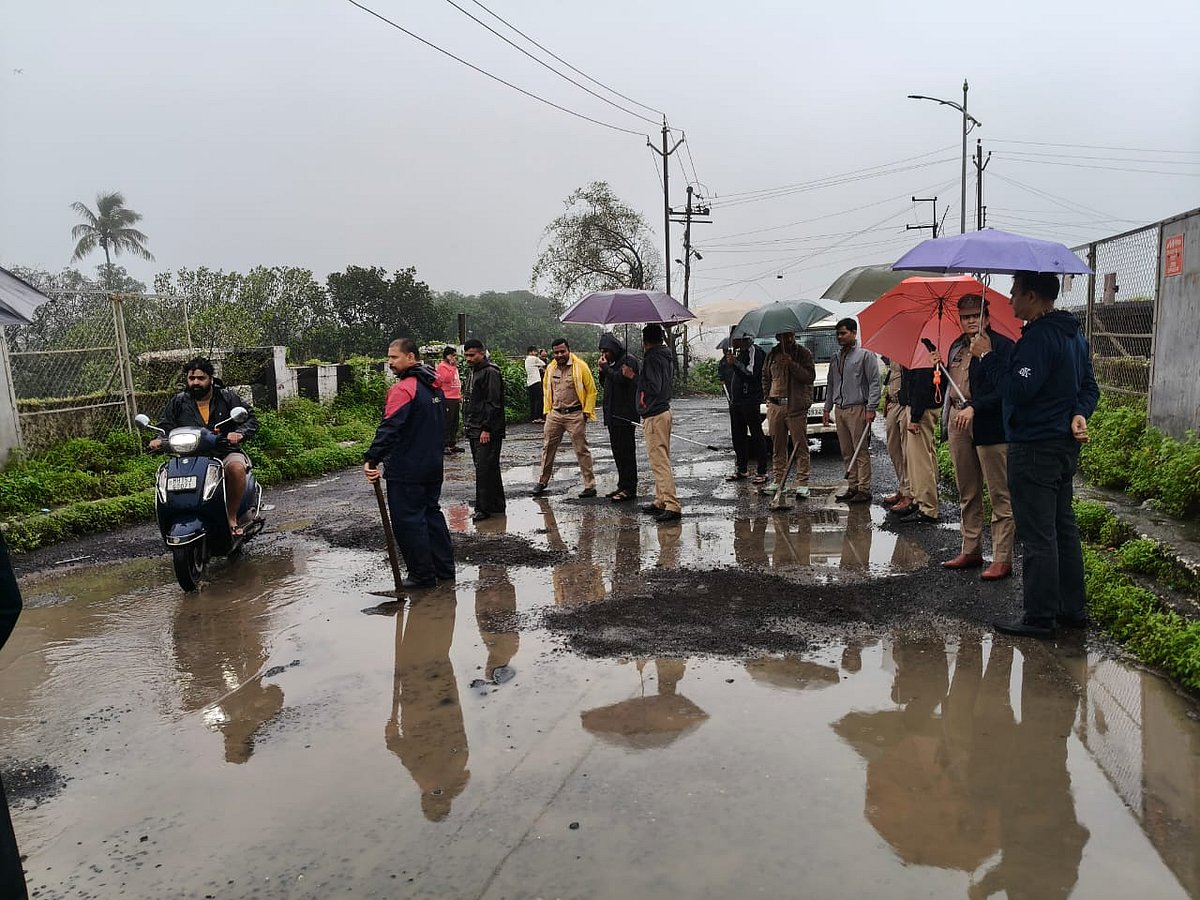 A police team led by Police Inspector Sarika Ahirrao took up the work of filling the potholes on the roads in heavy rain.