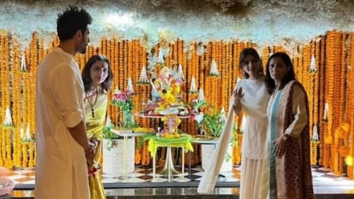 Kartik Aaryan & Sreeleela Twin In White As They Celebrate Ganesh Chaturthi With Families At His Mumbai Home Amid Dating Rumours – PHOTOS