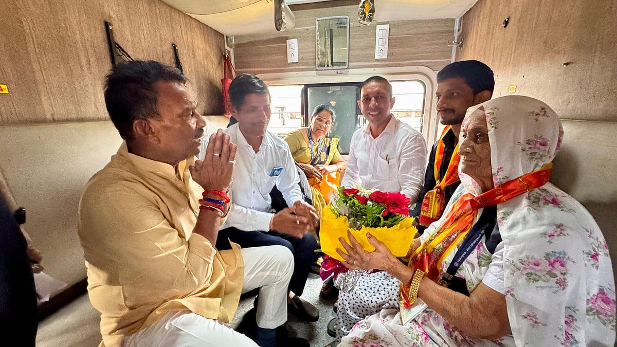 Indore: 200 Senior Citizens Depart To Rameshwaram