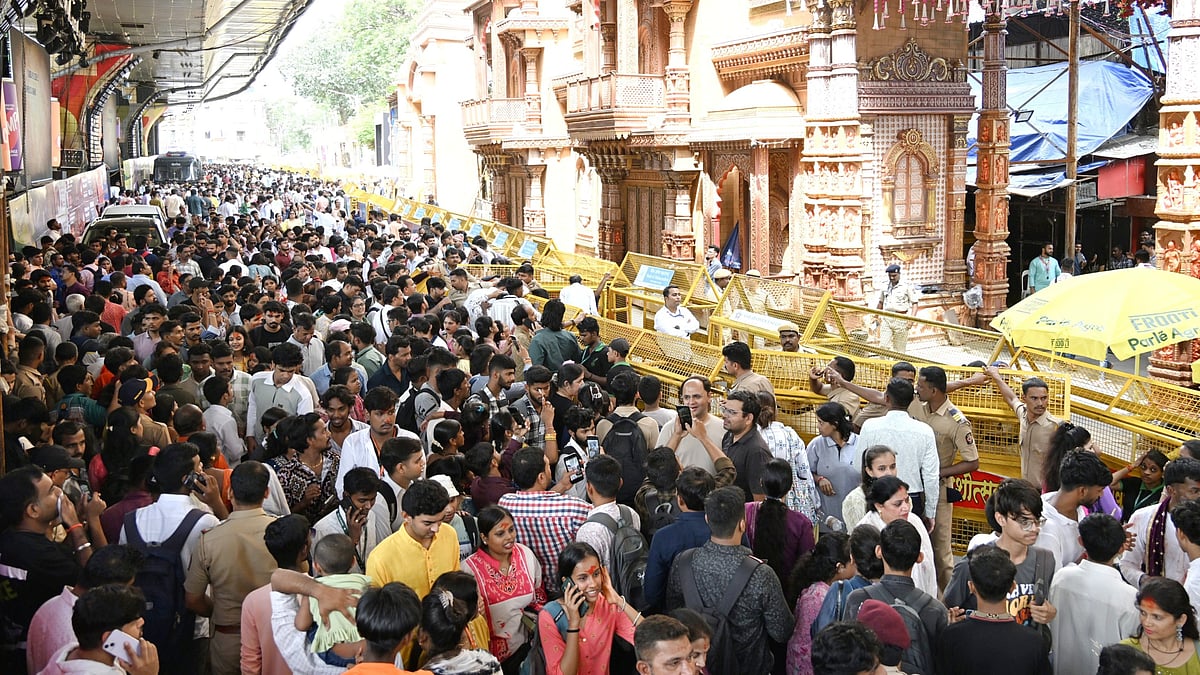 Devotees gathered in large number to take blessings of Lalbaugcha Raja at Lalbaug in Mumbai | FPJ/ Vijay Gohil