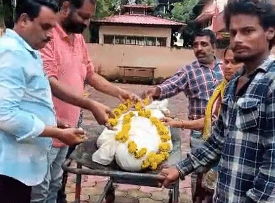 Indore: Dog Bite Victim’s Family Struggles For Funeral | Arsh Khan