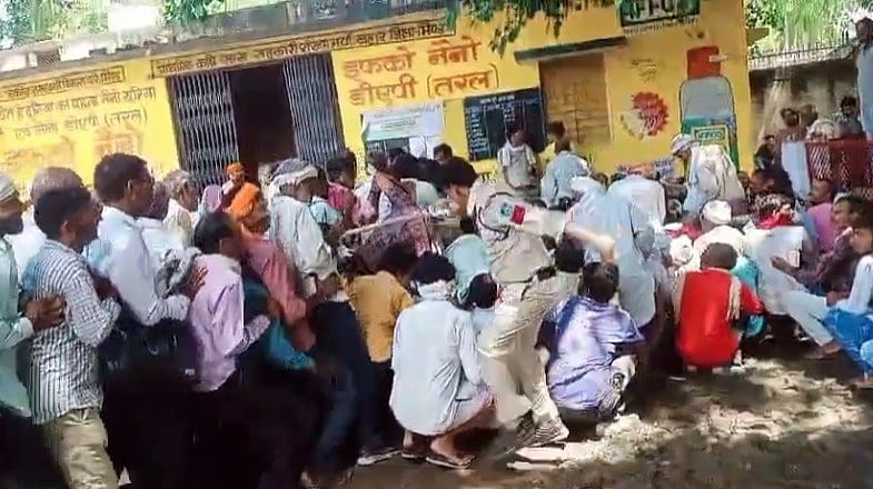 VIDEO: Police Lathi-Charge Farmers Waiting For Fertiliser At Distribution Centre In MP’s Bhind; 4...