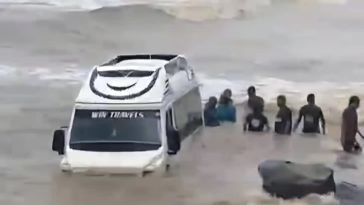 Mumbai News: Minibus Stuck In Tidal Waters At Gorai Beach, Driver Booked For Endangering Lives