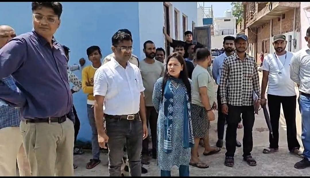 Husband, Wife Separately Apply For Funds Under PM Awas Yojana In MP's Chhatarpur; 4 Couples Caught, Cars Seized