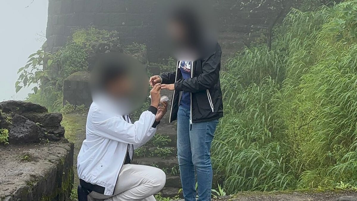 Romantic Proposal At Pune's Sinhagad Fort Divides Internet; Netizens Say 'Not The Place For Such Nonsense' | Sourced