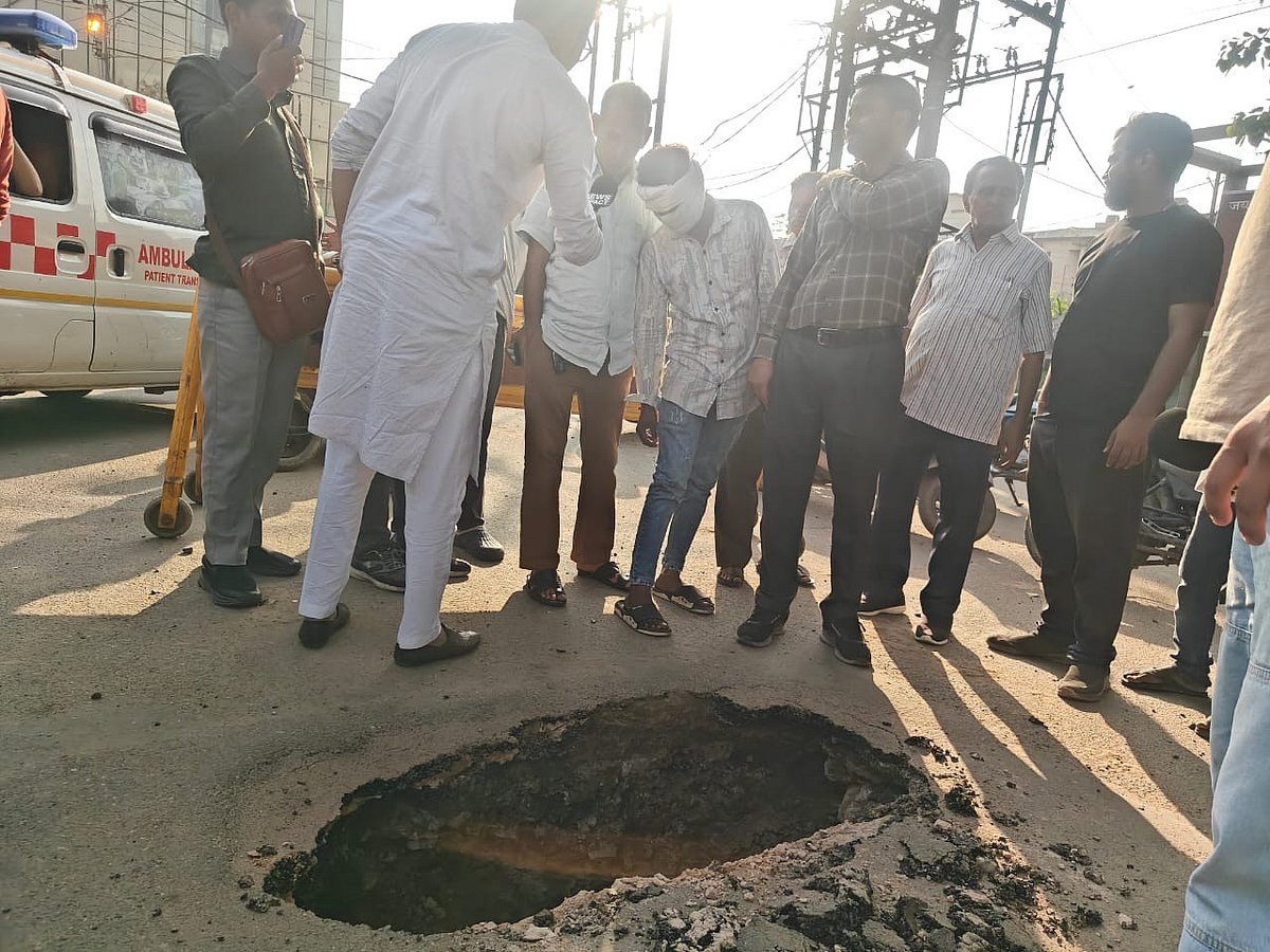 Madhya Pradesh: Road Collapse in Gwalior Near Scindia Palace; Sparks Public Outrage
