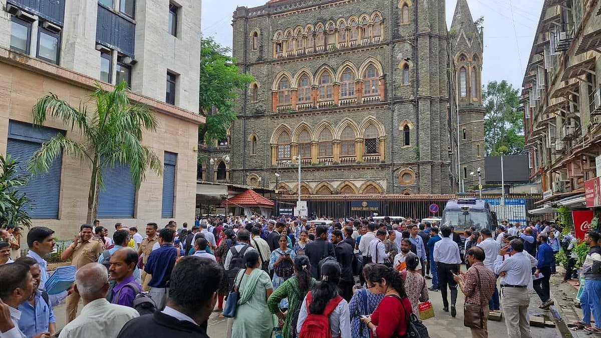 Lawyers and staffers seen vacating Bombay HC premises