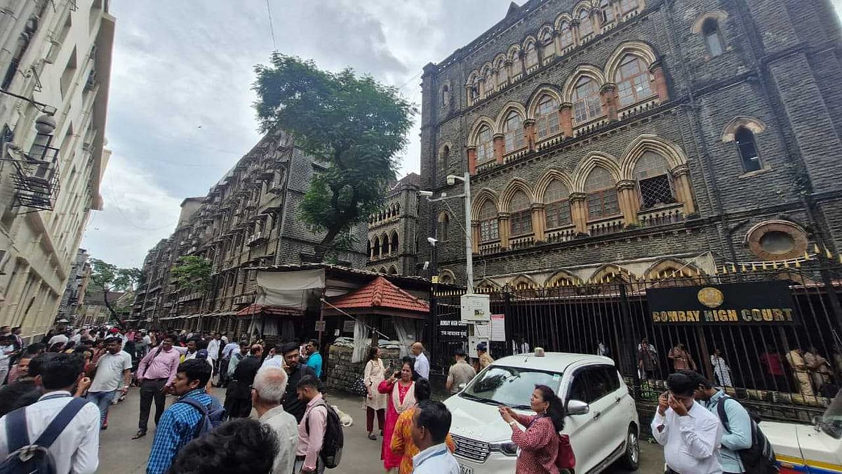 Scenes outside Bombay HC after bomb threat