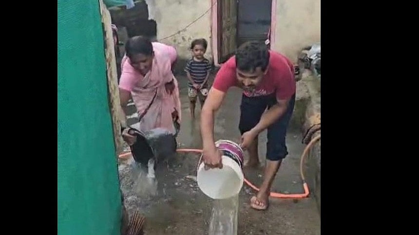 Sewage Water Enters Homes In Ramrai’s Samta Colony In Chhatrapati Sambhajinagar; Residents Forced To Drain With Buckets