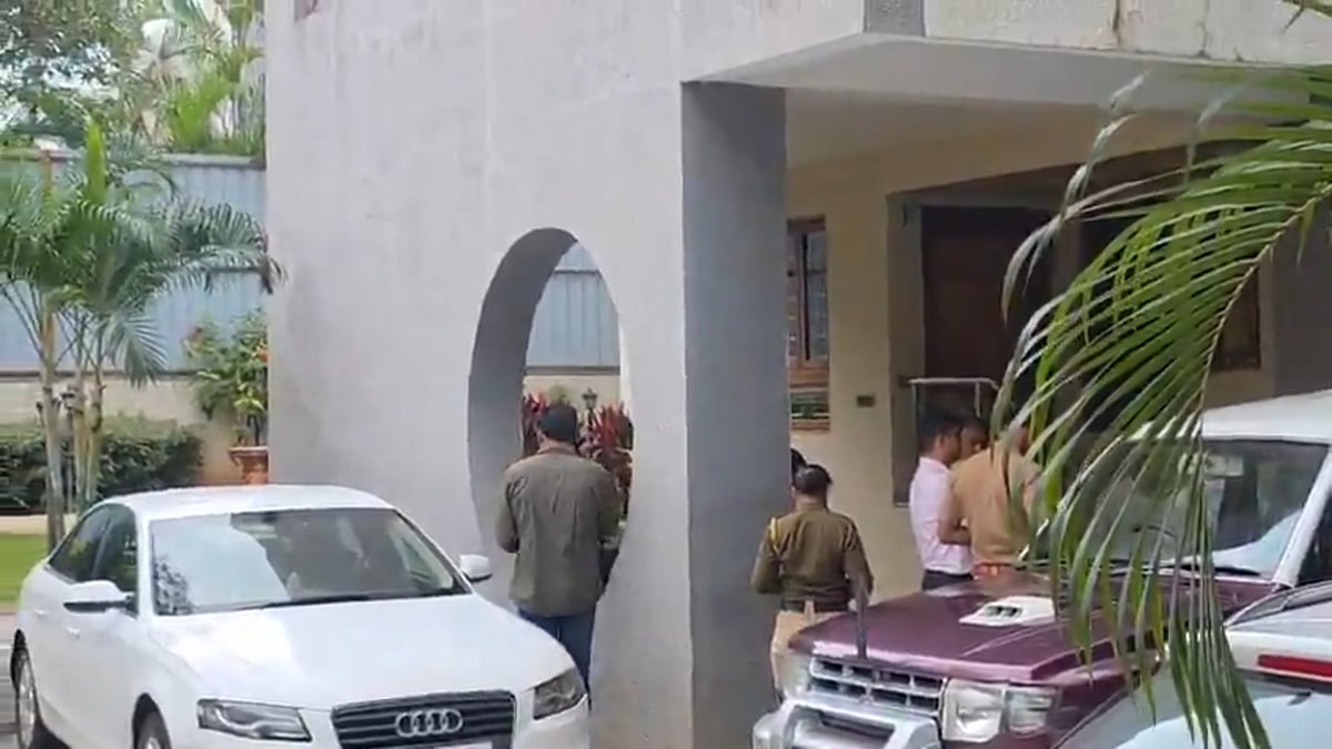 VIDEOS: Pune Police File Case Against Pooja Khedkar’s Mother Manorama Khedkar For Obstructing Navi Mumbai Police's Kidnap Probe; Raid Her Baner Residence