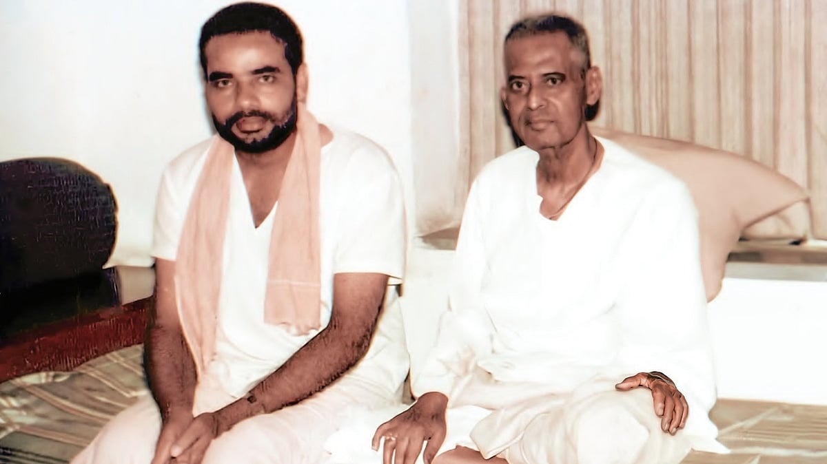 Modi with Lakshmanrao Inamdar, the founder of Shahkar Bharti