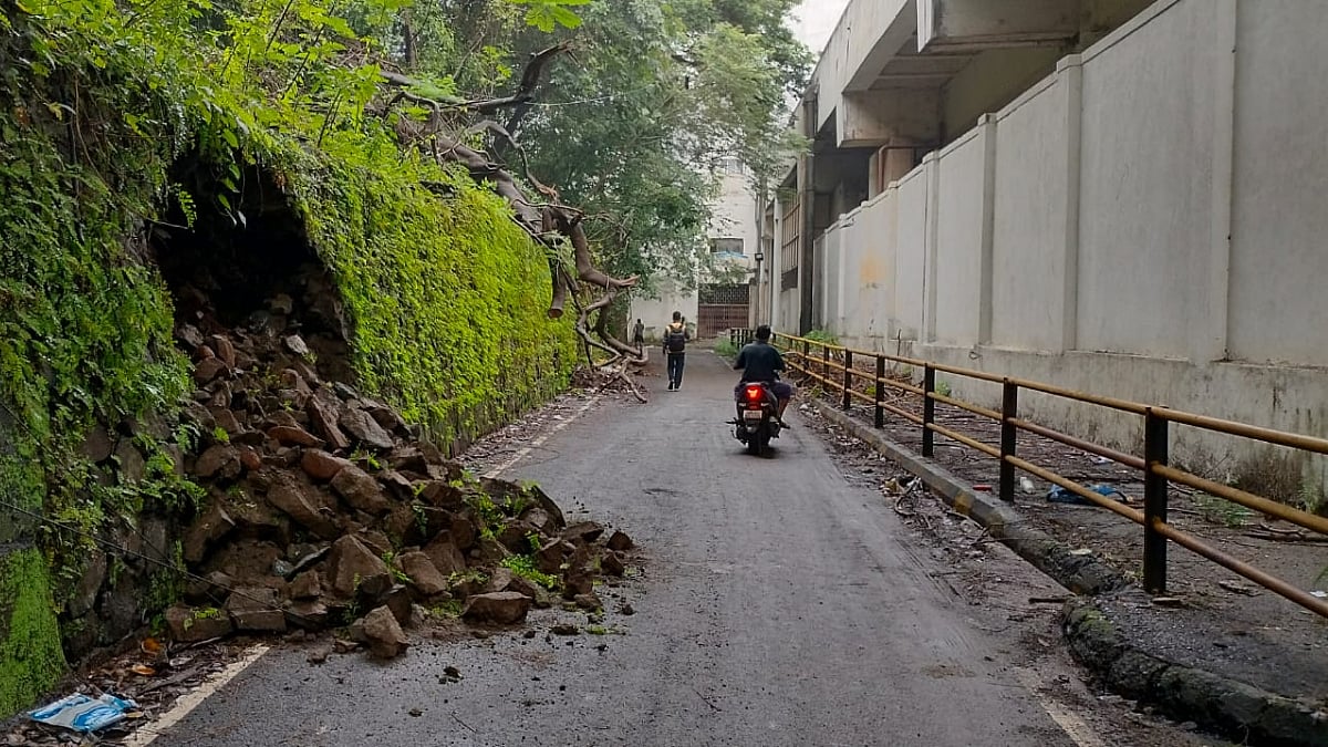 Collapsed wall and unhygienic conditions near Belapur Railway Station endanger daily commuters | File Photo