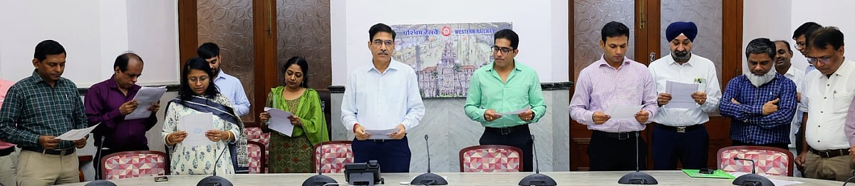 Pradeep Kumar, Additional General Manager, Western Railway, administering the Swachhata Pledge to Railway officers and employees at Western Railway Headquarters, Churchgate