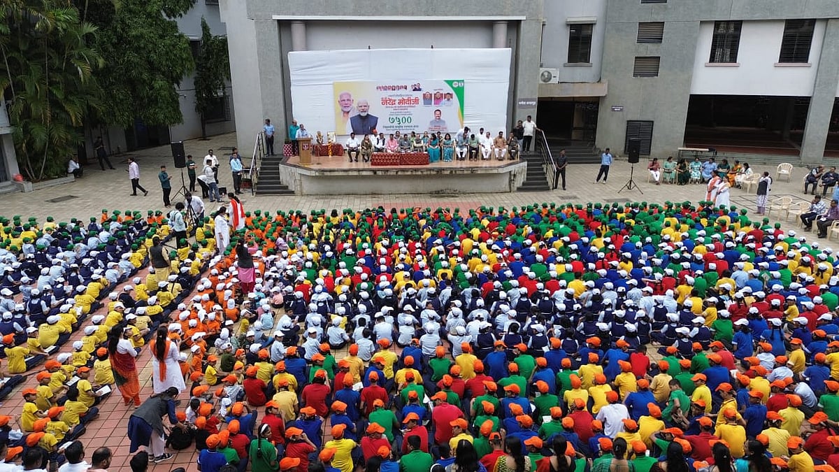 Pune: 7,500 Students Take Cleanliness Oath At PM Narendra Modi's Birthday Event Attended By Maharashtra Minister Chandrashekhar Bawankule | Sourced 