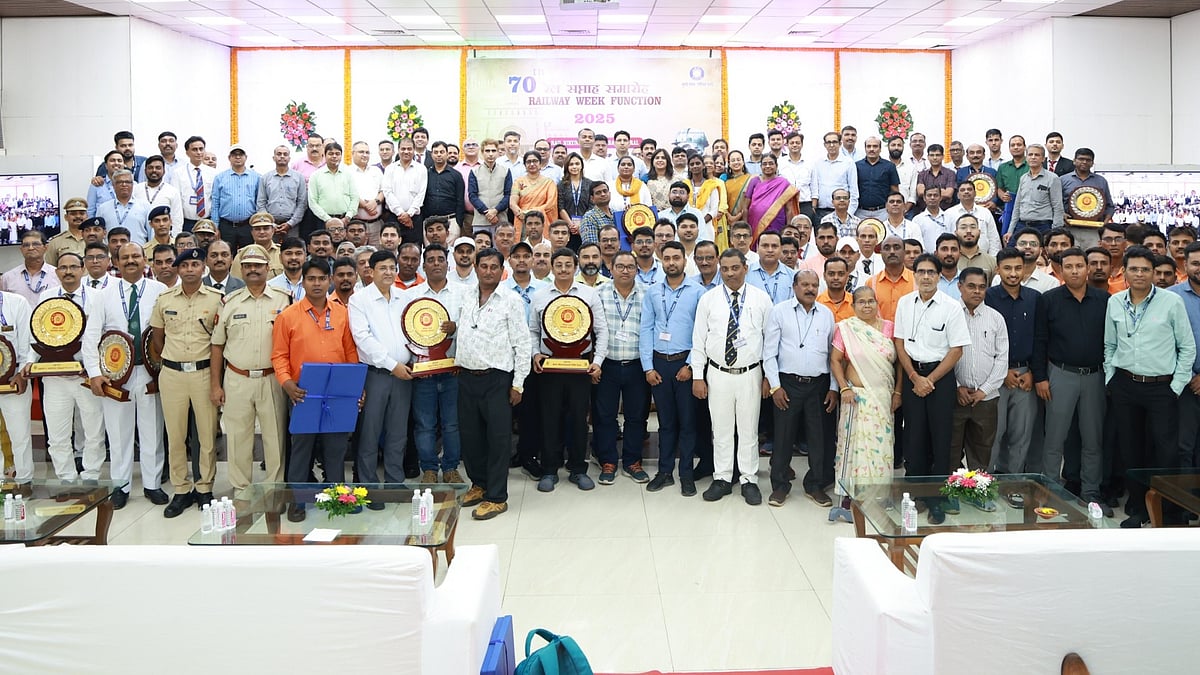 Western Railway’s Mumbai Division Marks 70th Rail Seva Puraskar With Grand Enthusiasm