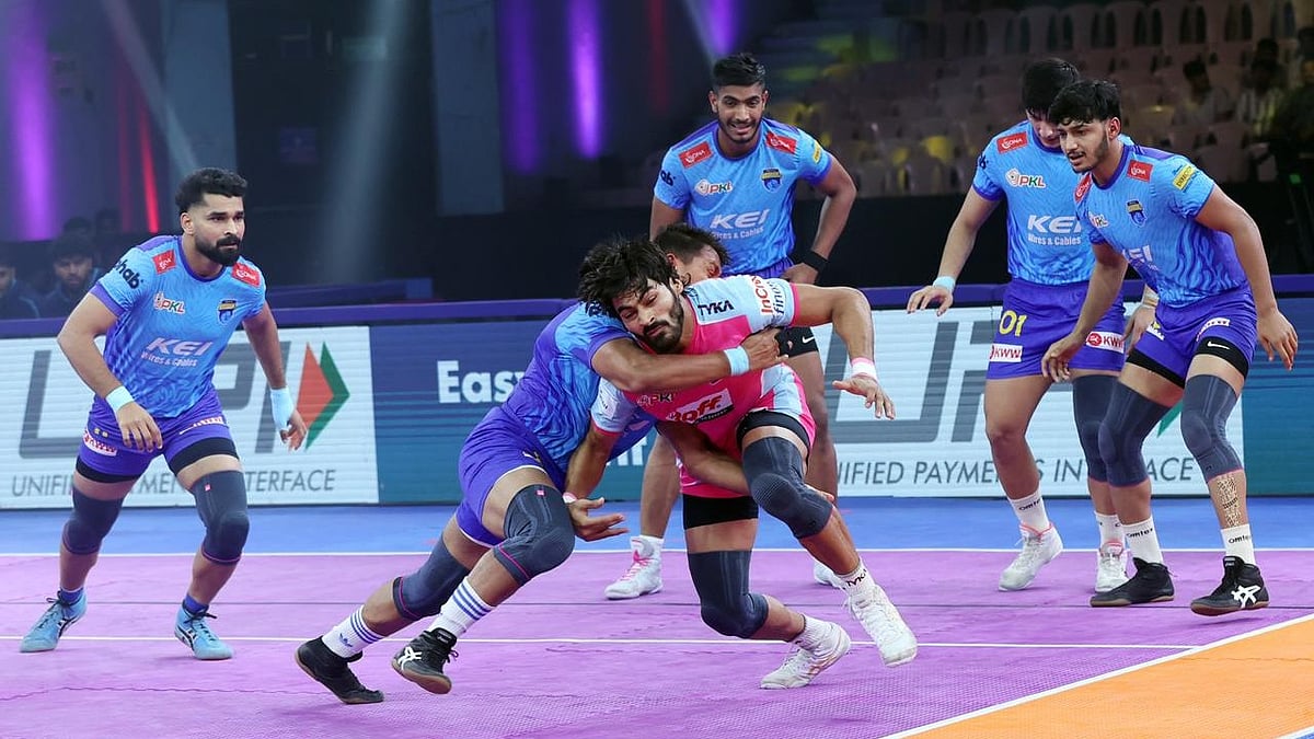 Bengal Warriorz defenders try to tackle Jaipur Pink Panthers raider on Thursday.