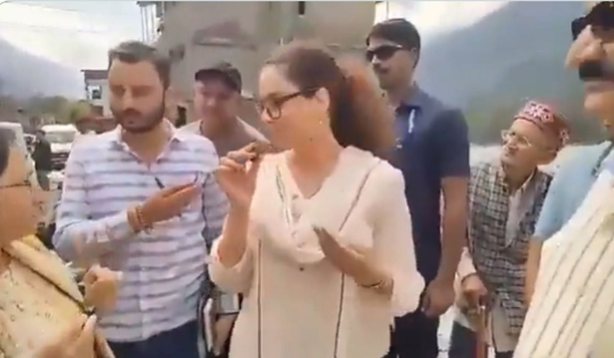 Kangana Ranaut While Meeting Flood Victims | X/@Mithileshdhar