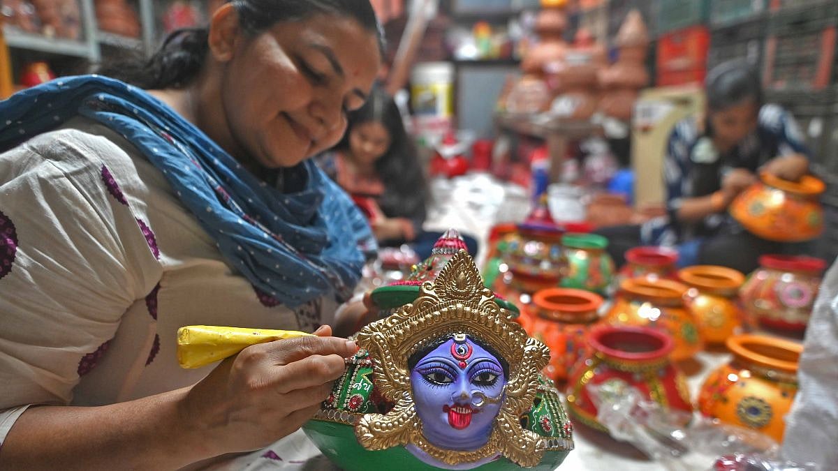 IN PICS: Shoppers Flock To Bhuleshwar Market For Navratri Preparations
