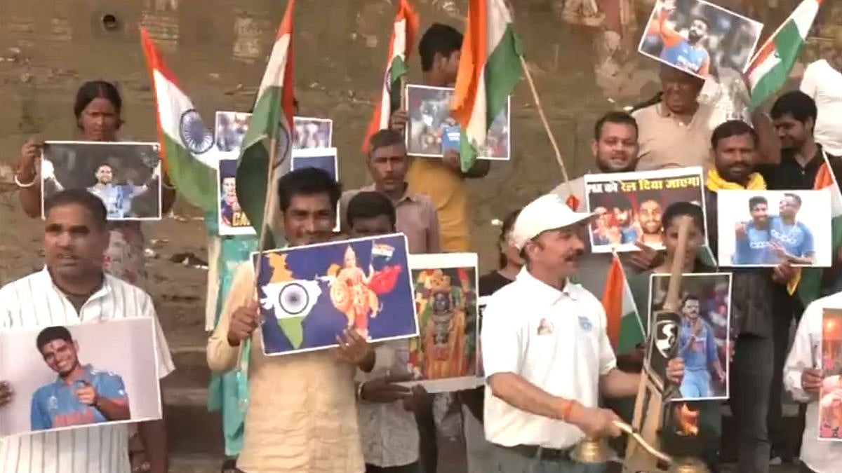 Uttar Pradesh: Cricket Fans Perform Aarti At Ganga Ghat In Varanasi Ahead Of India vs Pakistan Asia...