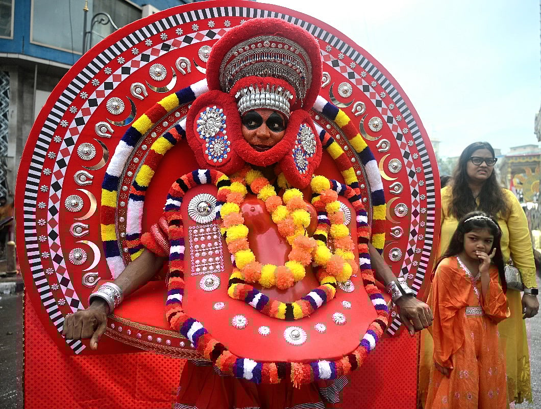 Under the revered guidance of Lord Mahavir, a grand chariot procession
(Maha Rath Yatra) was organised by Jain Sanghs, who practice devotion
strictly in accordance with Jain Agamas and Dharma scriptures, took
place on Sunday, on the central roads of South Mumbai 