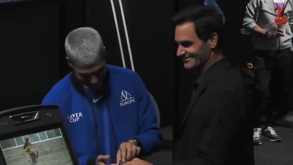 Video: Carlos Alcaraz In Awe Of Roger Federer's ₹13 Crore Worth Rolex Daytona White & Gold Watch...