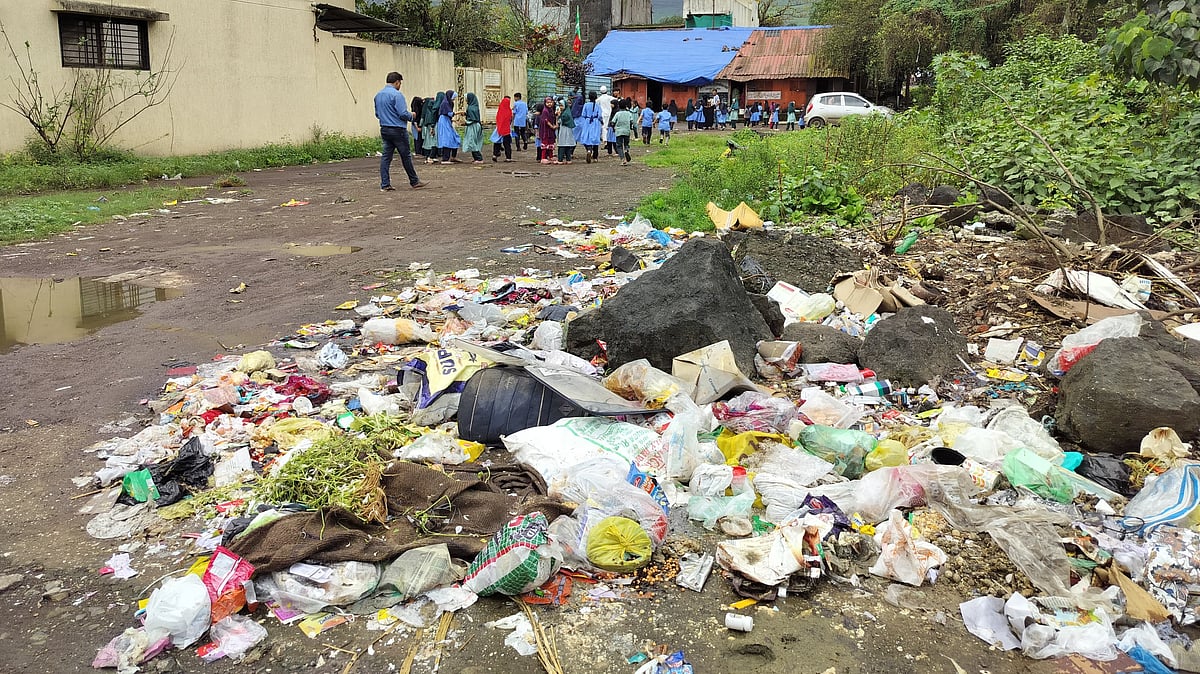 Nashik: Garbage Pile-Up Along Igatpuri Municipal Road Creates Health Risk For School Students