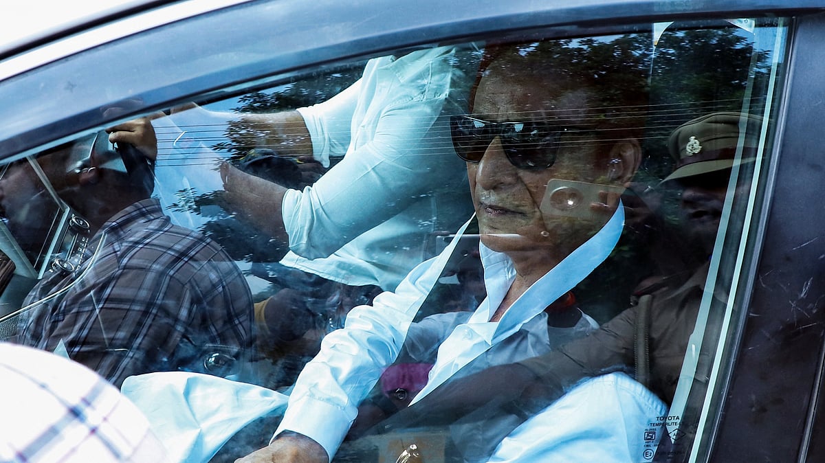Samajwadi Party Leader Azam Khan Walks Out Of Sitapur Jail After Nearly 2 Years - VIDEO