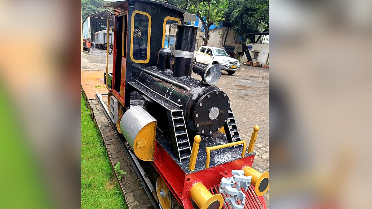 Mumbai Central’s Coach Care Centre Crafts Locomotive Model For 'Swachhata Hi Seva' 2025 |