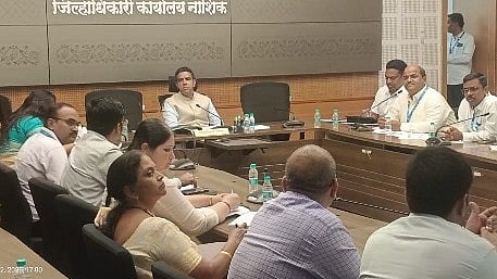 Nashik: Collector Jalaj Sharma Orders Timely Disposal of Farmers' Crop Loans, Other Banking Cases