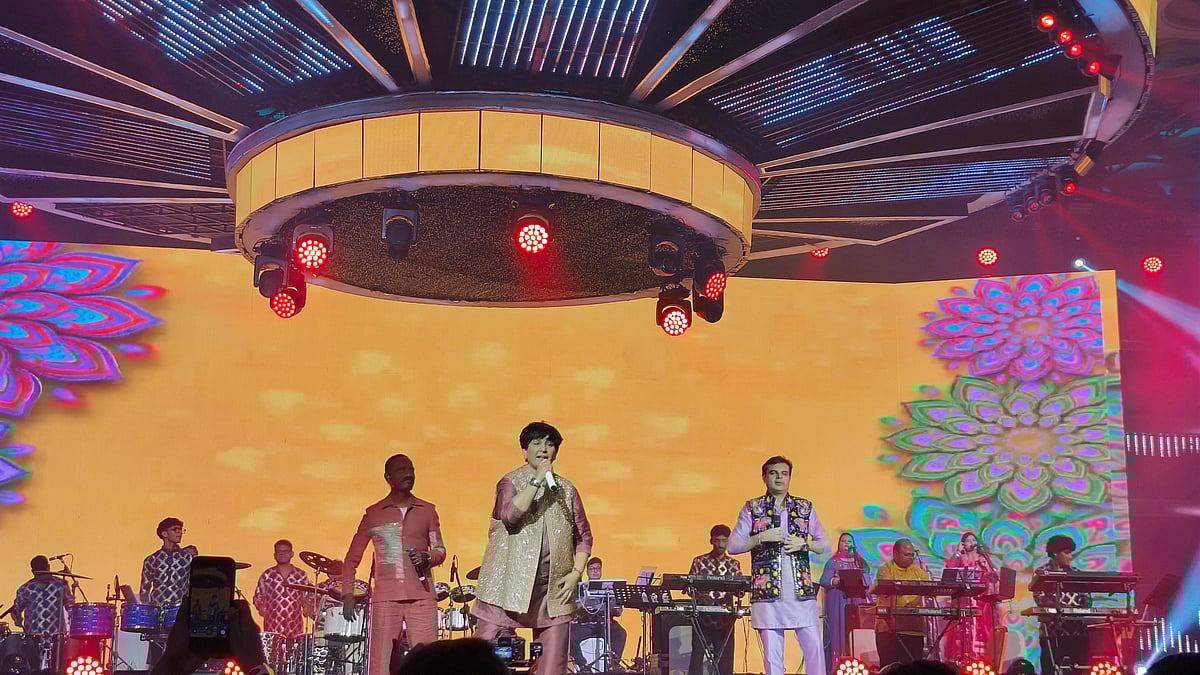 Falguni Pathak performing on-stage at the Radiance Dandiya Navratri Utsav 2025