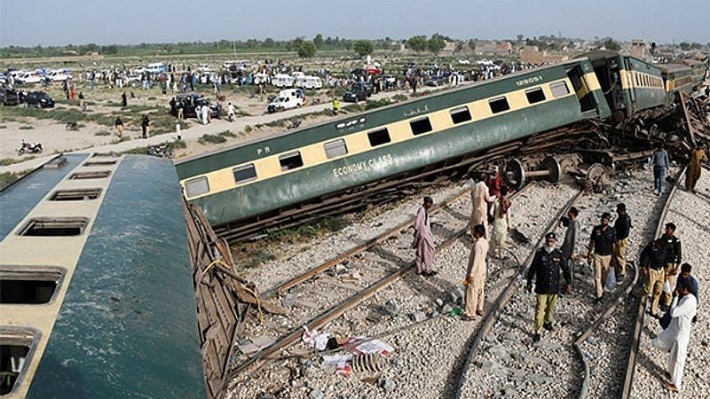 Pakistan: Jaffar Express With 270 Passengers On Board Overturned In Balochistan Explosion, Second Attack In 10 Hours; No Injuries Reported | VIDEO