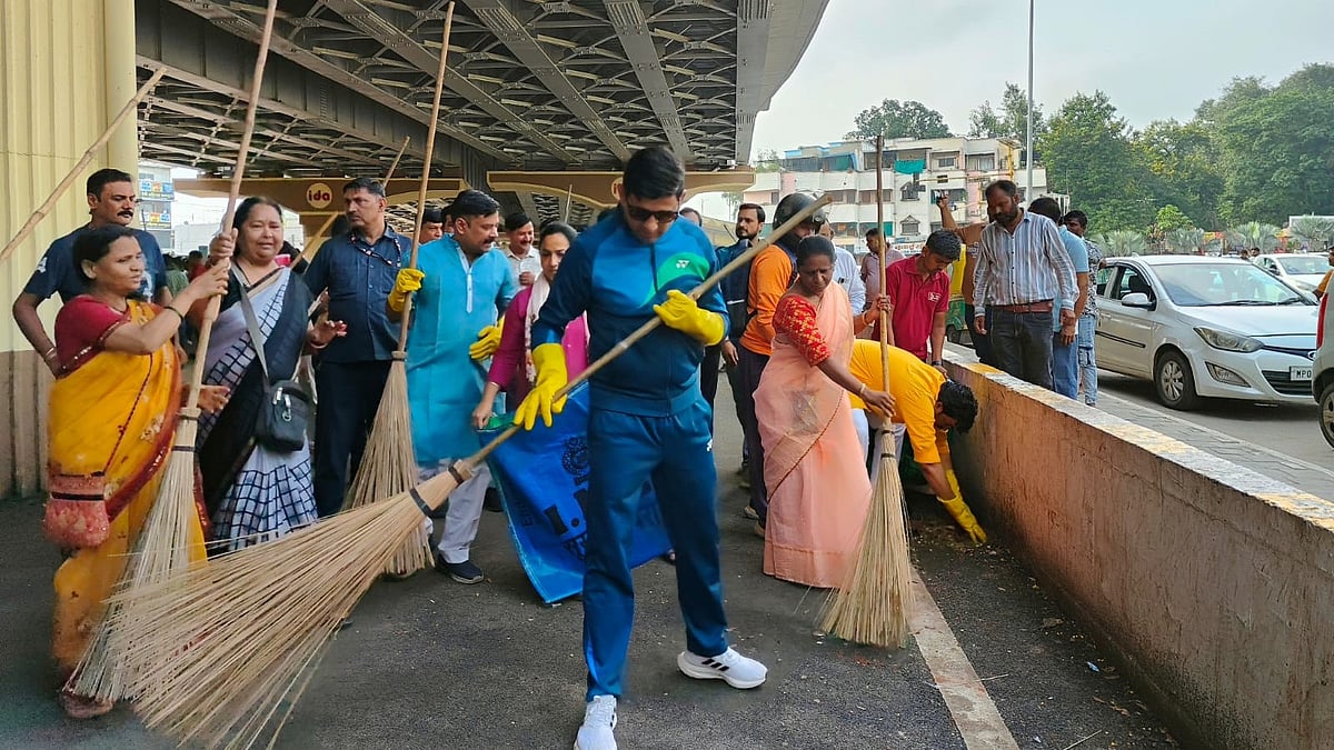 Indore News: IMC Mayor, Commissioner Lead ‘One Day–One Hour Shramdaan’ Drive | 