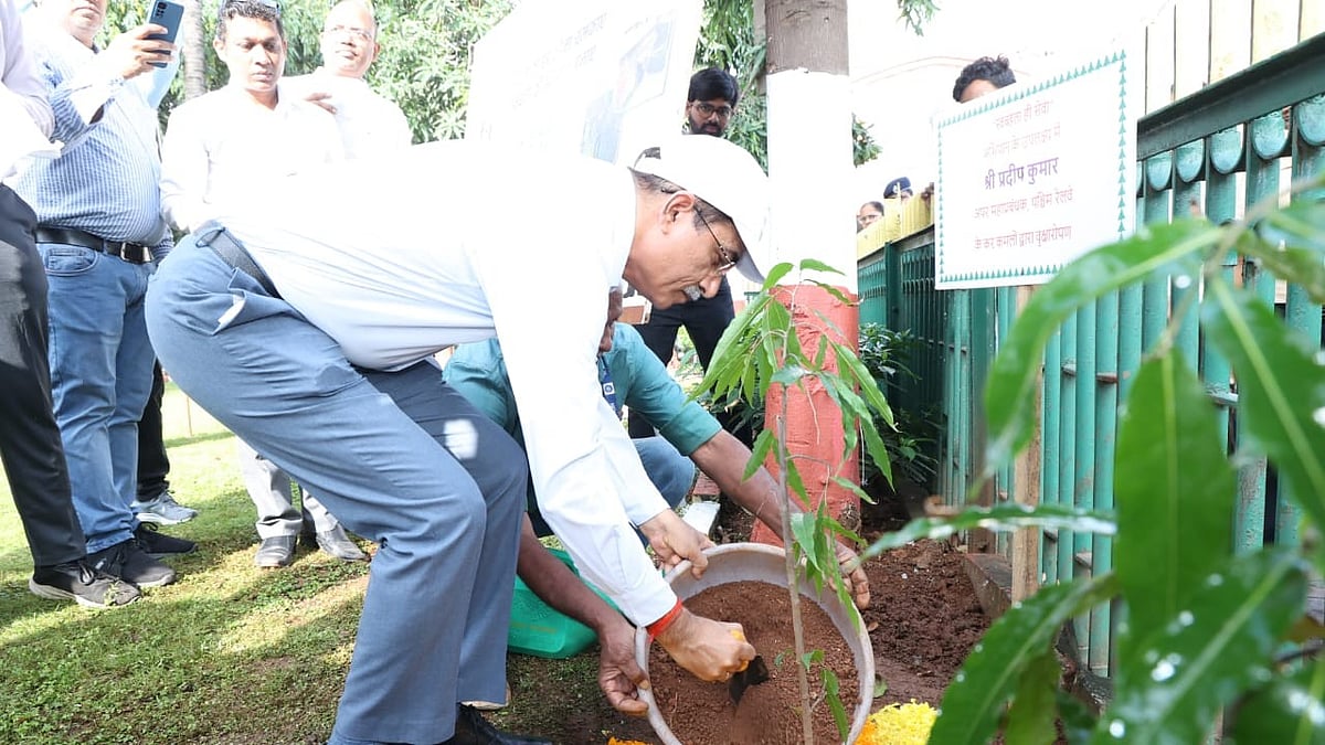Western Railway’s Mumbai Central Division Conducts Mega ‘Shramdaan’ Under “Ek Din, Ek Ghanta, Ek Saath”