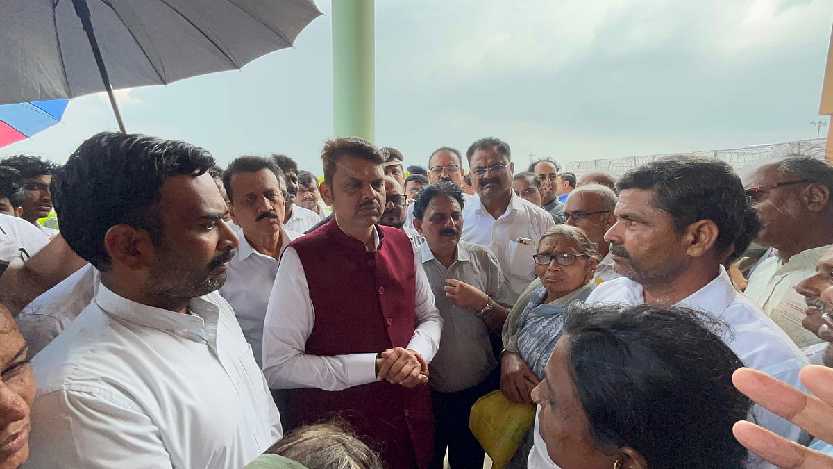 Jalgaon: CM Fadnavis Meets Rain-Hit Farmers, Promises Compensation Without Bureaucratic Hurdles