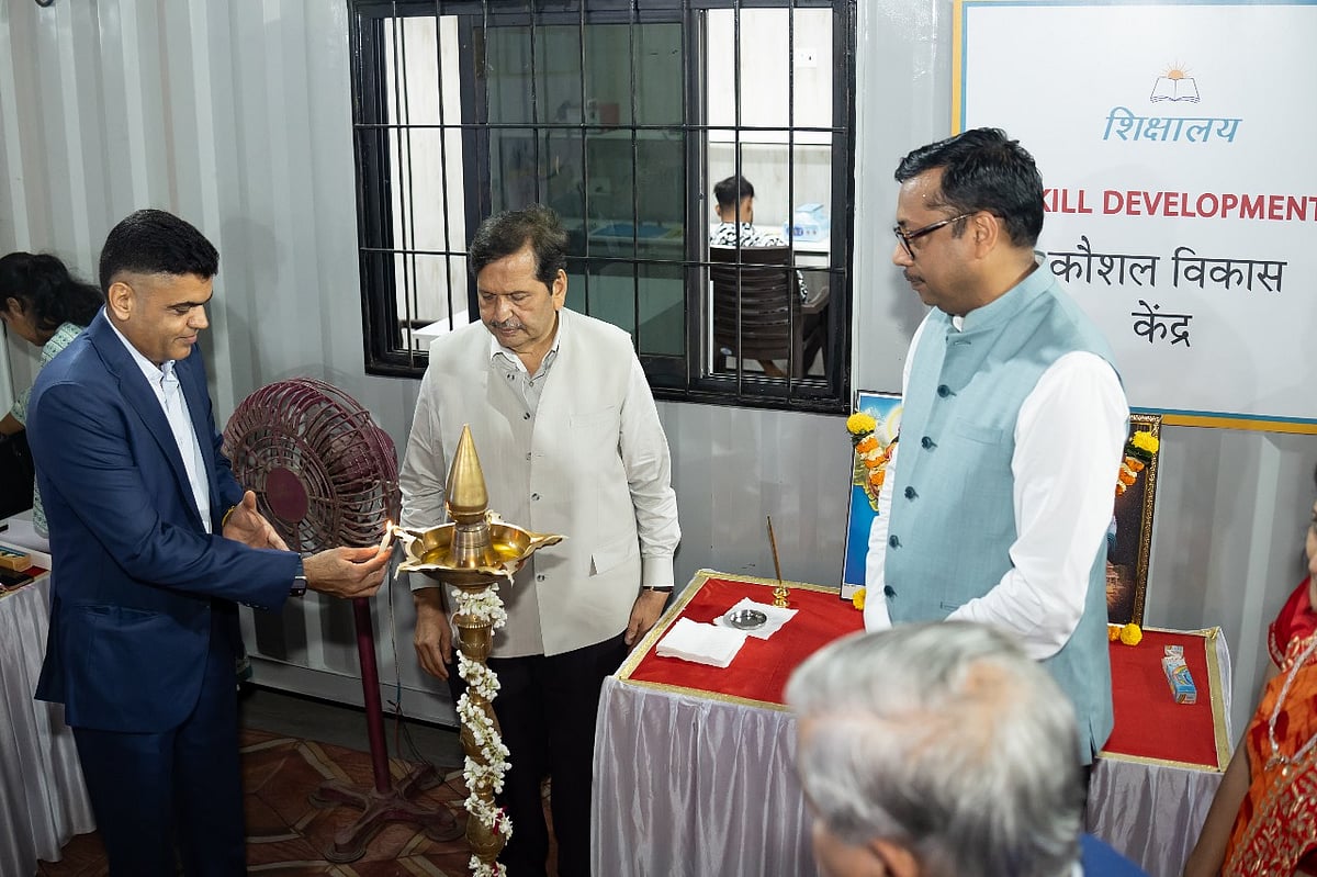 Minister Mangal Prabhat Lodha at
the inaugural function of city’s first
‘School Under the Flyover for street
children, at Goregaon