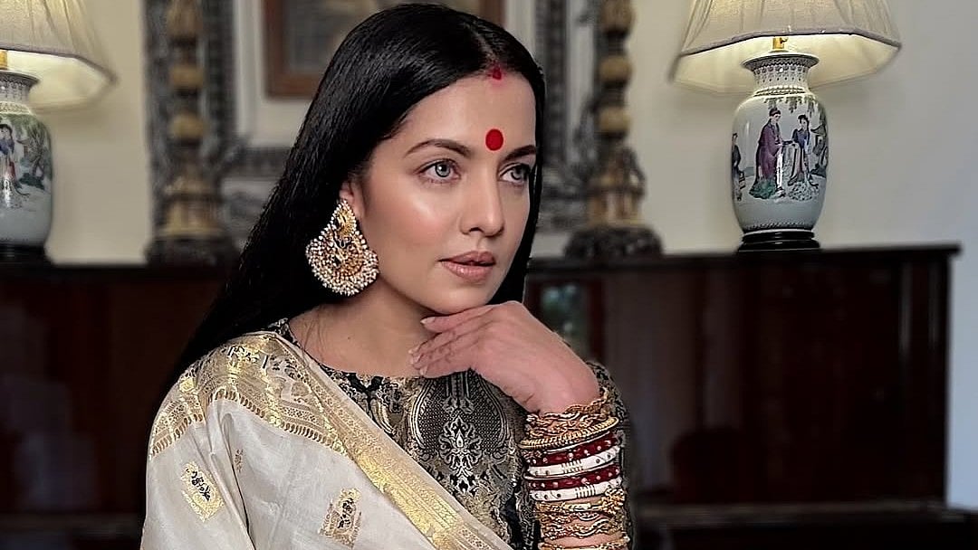 Celina Jaitly Revives Her Mother’s Swarnachari Saree For Durga Pujo: A Timeless Heirloom of Bengal