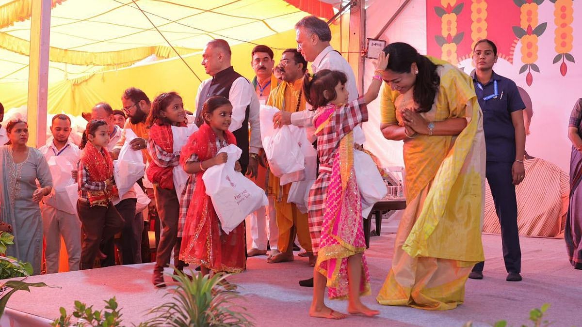 Maha Navami 2025: Delhi CM Rekha Gupta Performs Kanya Pujan At Govt Girls' School In Haiderpur 