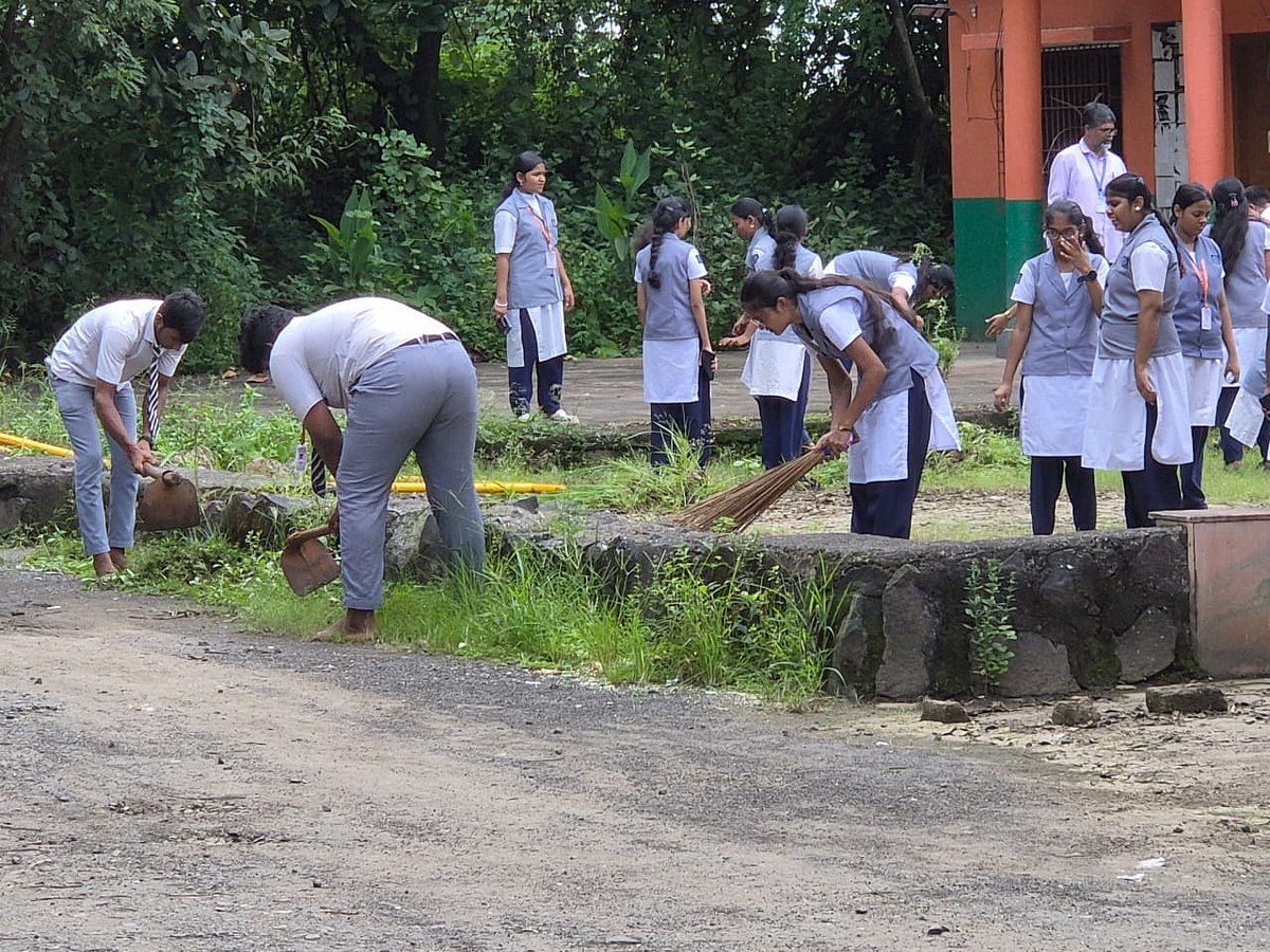 NSS volunteers cleaning Nhavkhar village during Ramsheth Thakur’s Amrit Mahotsav campaign