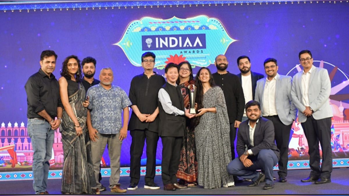 ‘Asian Paint Socha Bhi Nahin Hoga’ was announced as the winner in the category ‘Home Décor, Infra & Fitting’. Team Asian Paint Ltd & Ogilvy with presenters