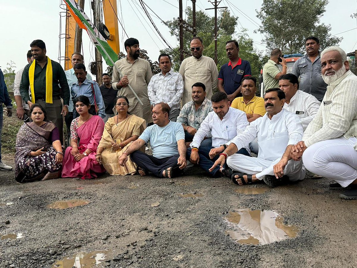 Indore News: Congress Stages Protest To Draw Attention To Pot-Holed Roads