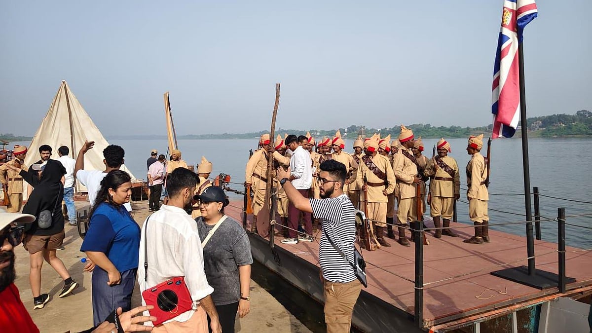 Web Series ‘The Revolutionaries’ Scenes Shot At Narmada Ghats In Khargone; Next At Mandav, Makadkheda | FP Photo