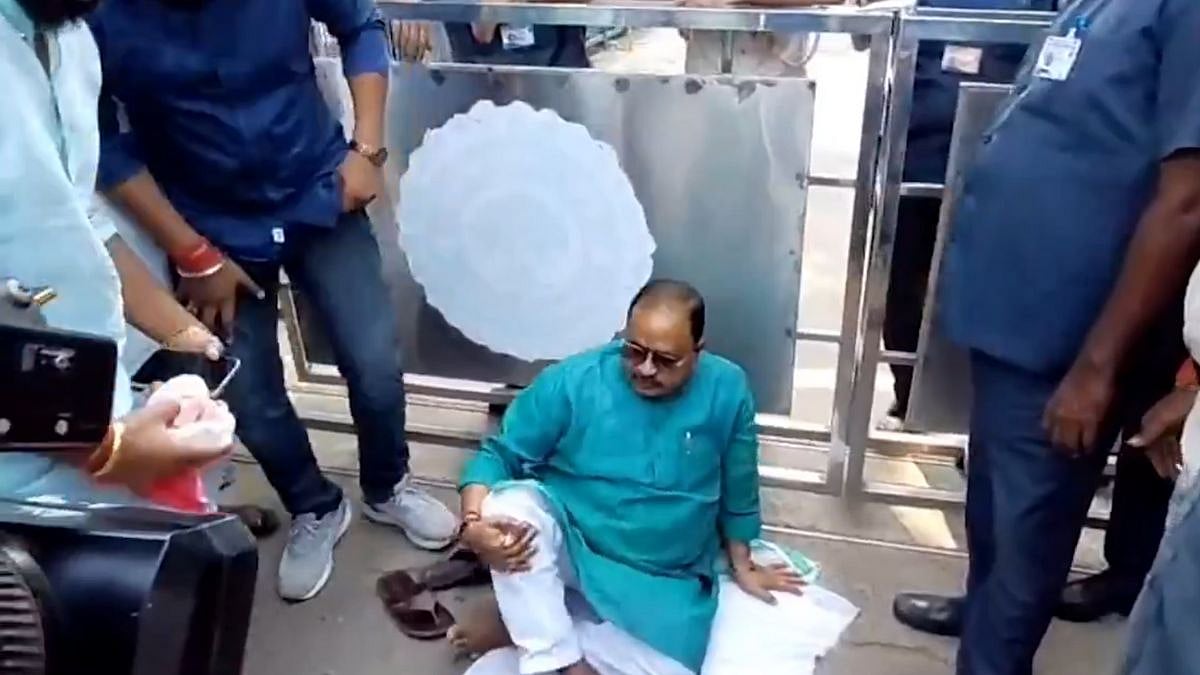 Bihar: JD(U) MLA Gopal Mandal Sits On Dharnā Near CM Nitish Kumar's Residence – Video