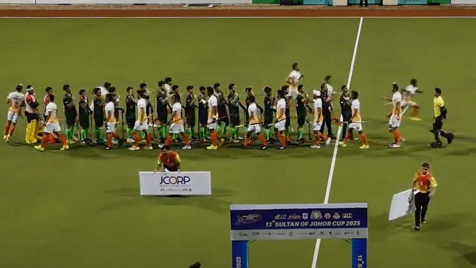 Shocking Scenes! Indian & Pakistani Hockey Players Shake Hands At Sultan Of Johor Cup After...