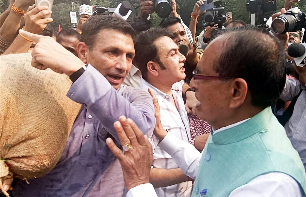 Carrying Sack Of Wheat, Jitu Pawari Reaches Shivraj Singh Chouhan’s House; ‘Welcome,’ Says...