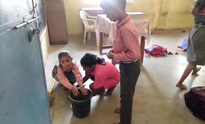 MP News: Govt School Students Spotted Cleaning Classroom Floor In Chhatarpur; Video Goes Viral