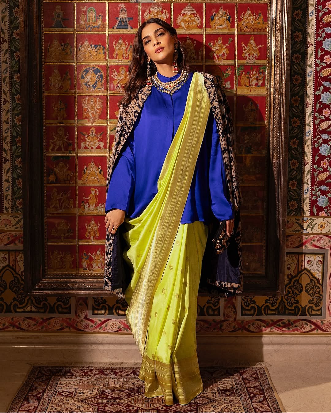 Instead of the usual blouse, Sonam paired her saree with a striking cobalt blue silk shirt. This unconventional choice added depth, contrast, and a fresh contemporary spin to the traditional drape